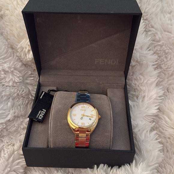 Fendi Gold Momento Ladies Watch
Model F211434000 NEW - Picture 2 of 9